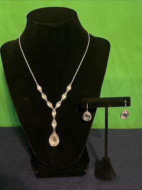 Avon  faceted  “Y” Silver Teardrop Necklace and Earrings Set (clear)